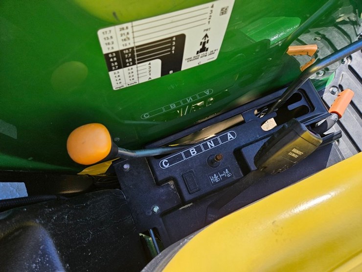 john-deere-4052m-image-25