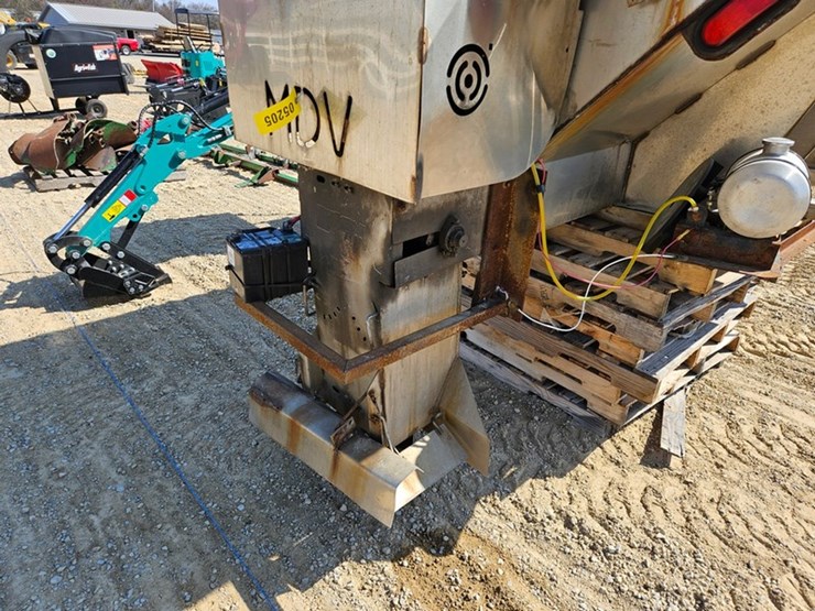 #5205-•-swenson-9'-stainless-steel-salt-spreader-image-13