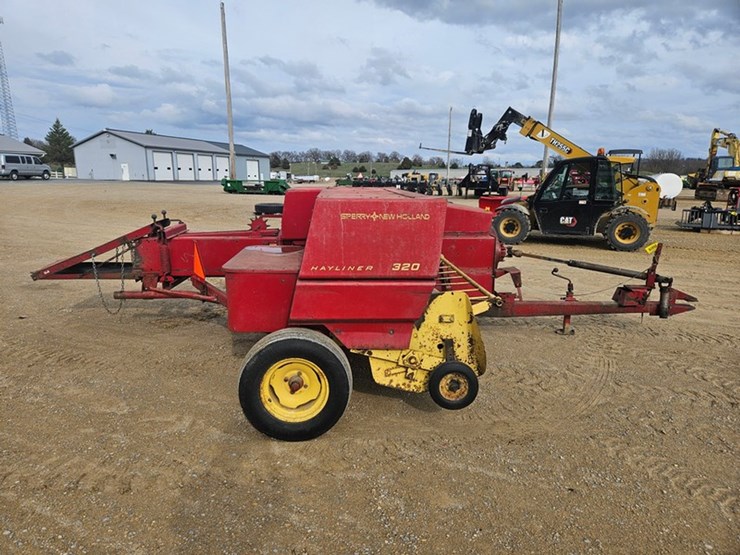 new-holland-320-image-6