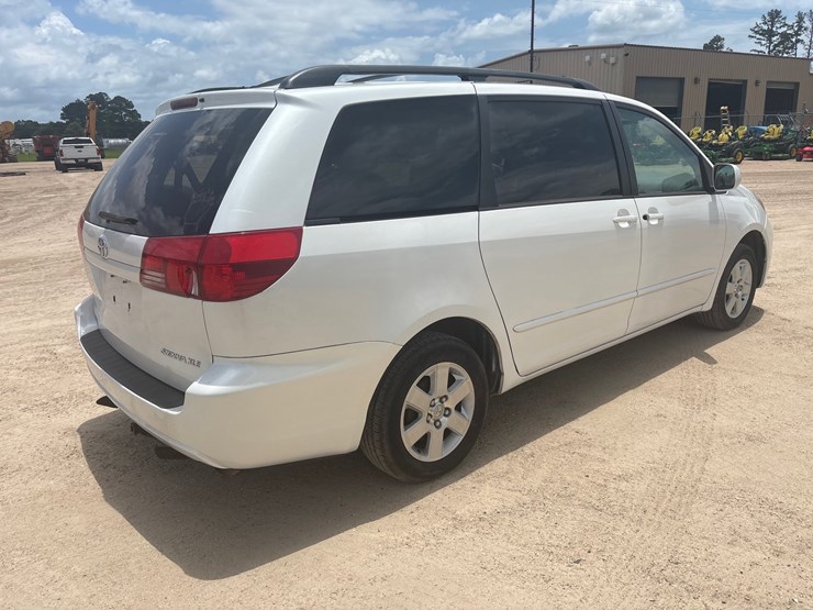 2003-toyota-sienna-image-3