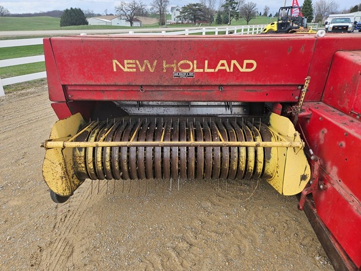 new-holland-320-image-13
