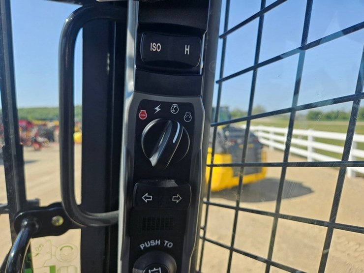 new-holland-l320-image-23