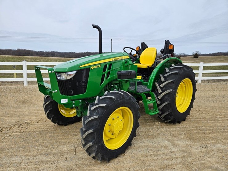 2024-john-deere-5067e-image-1