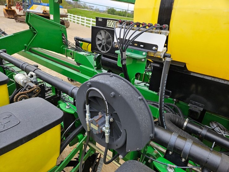 john-deere-7200-image-62