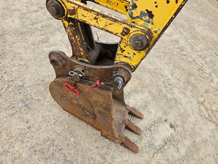 new-holland-e35-image-10