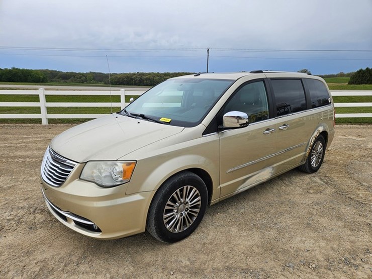 2011-chrysler-town-&-country-image-1