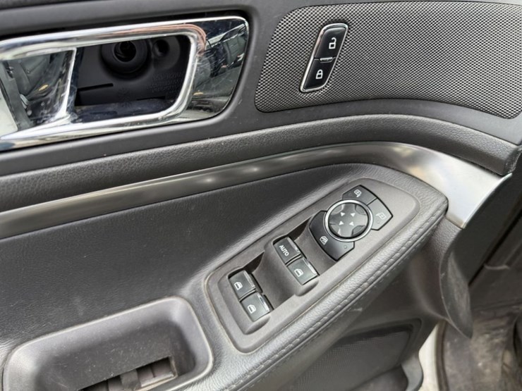 2015-ford-explorer-image-27