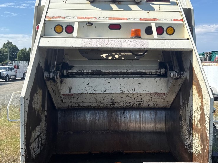 #8-•-2017-crane-carrier-heil-rear-load-garbage-truck-image-7