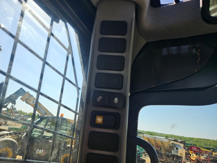 new-holland-l320-image-29