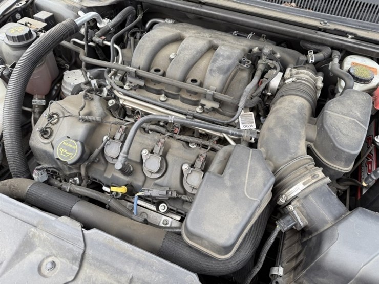 2015-ford-taurus-awd-sedan-image-12