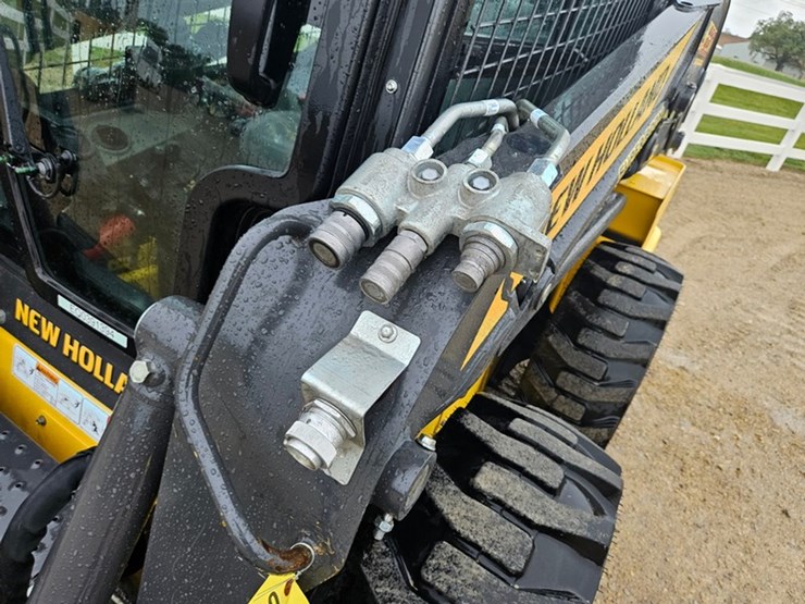 new-holland-l320-image-12