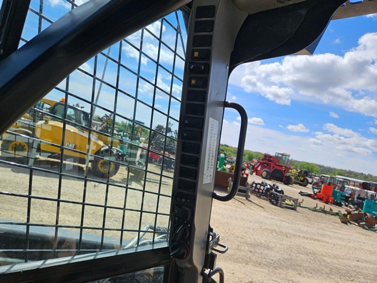 2021-new-holland-l318-image-31