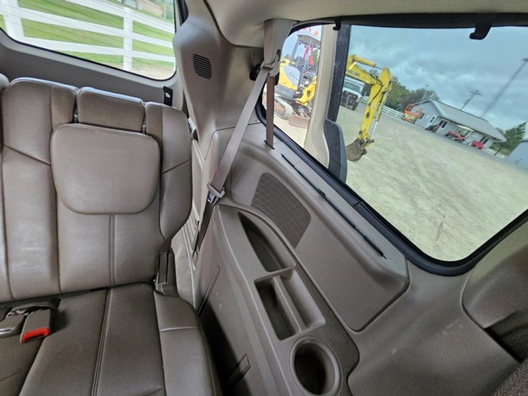 2011-chrysler-town-&-country-image-20