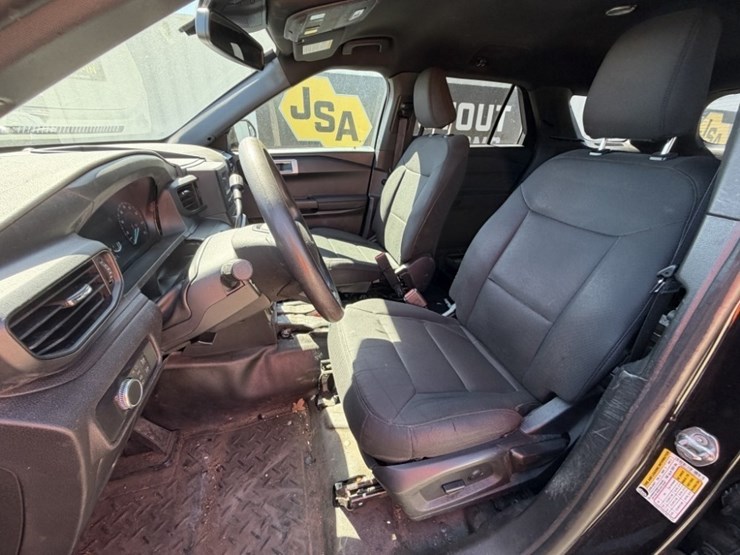 2020-ford-explorer-image-27