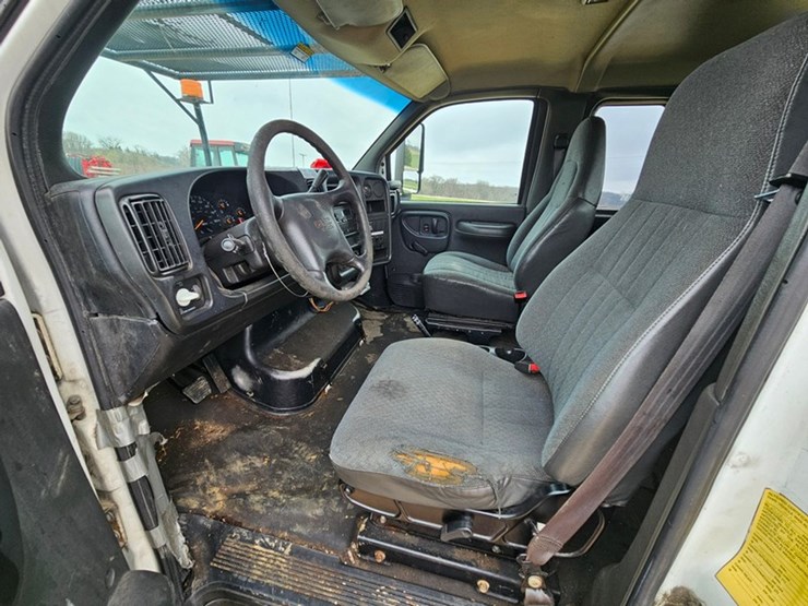 2003-gmc-5500-image-34