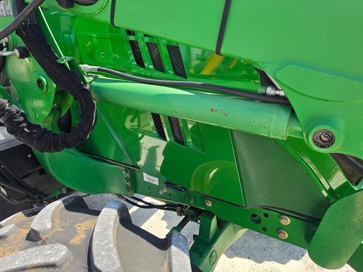 2013-john-deere-6125m-image-22