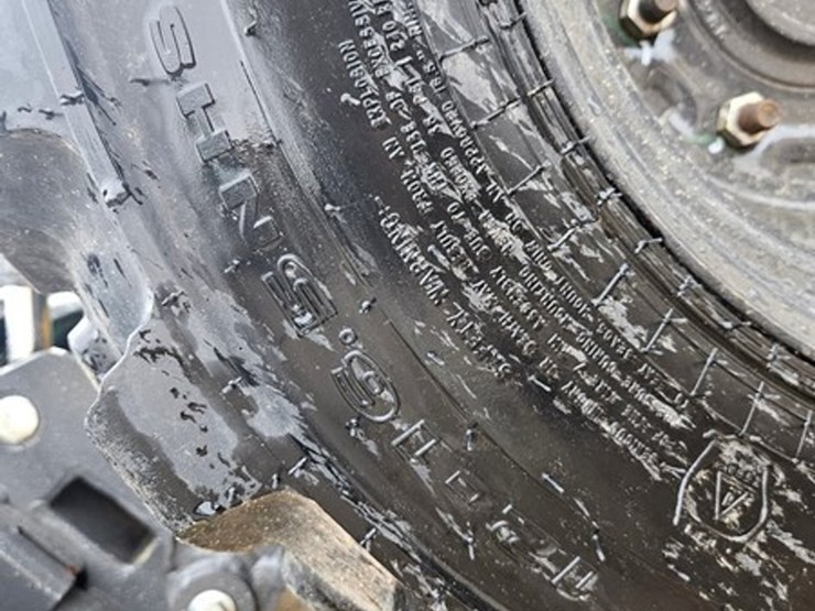 new-holland-l320-image-35