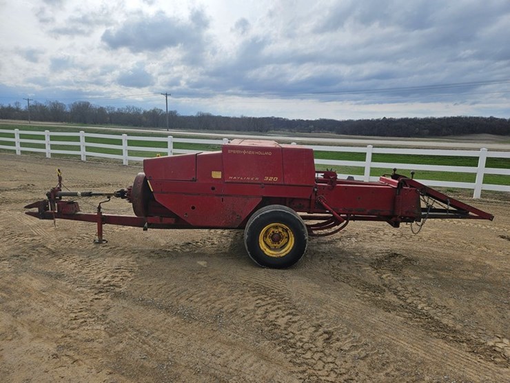 new-holland-320-image-2