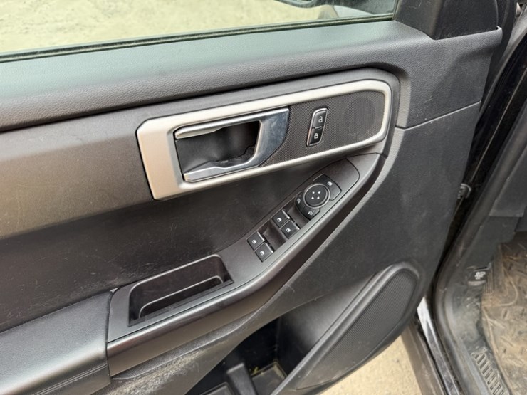 2020-ford-explorer-image-30