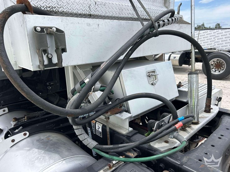 2018-peterbilt-579-image-25