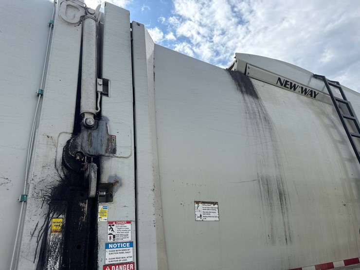#5-•-2018-peterbilt-mammoth-front-loader-image-31