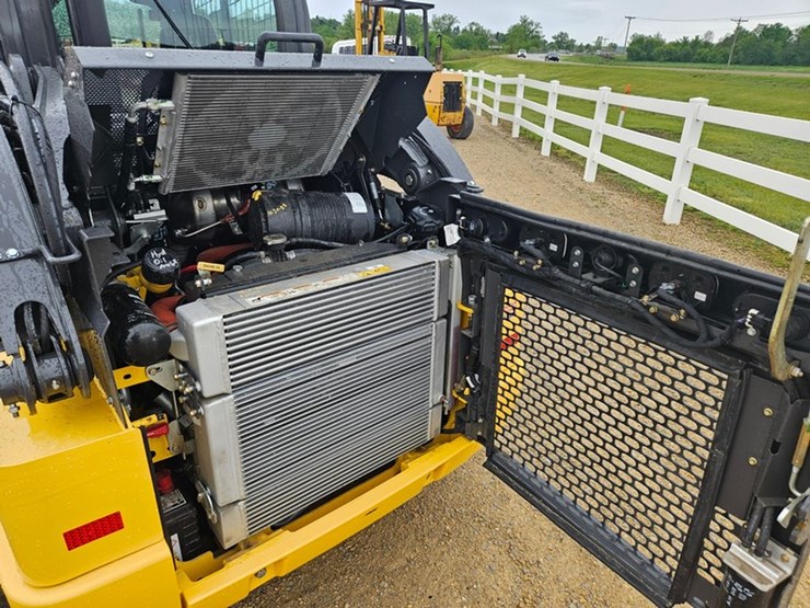 new-holland-l320-image-13