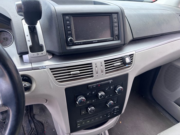 2012-volkswagen-routan-image-11