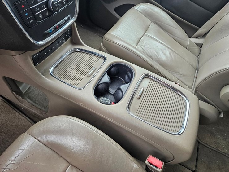 2011-chrysler-town-&-country-image-35