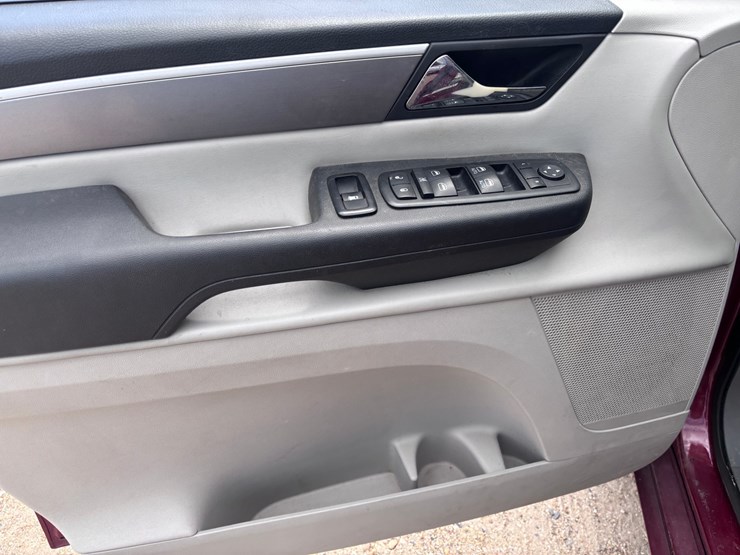 2012-volkswagen-routan-image-12