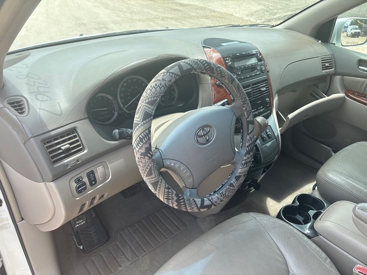 2003-toyota-sienna-image-8