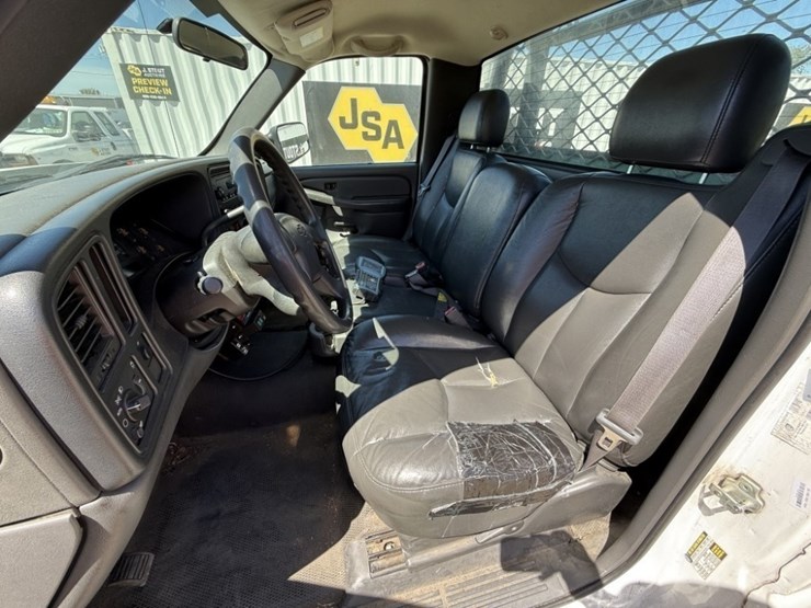 2005-chevrolet-silverado-2500-hd-pickup-image-27