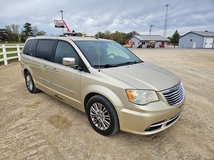 2011-chrysler-town-&-country-image-7