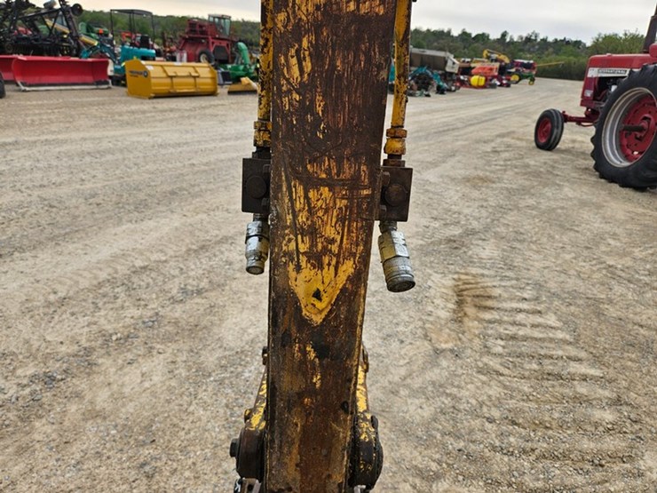 new-holland-e35-image-13