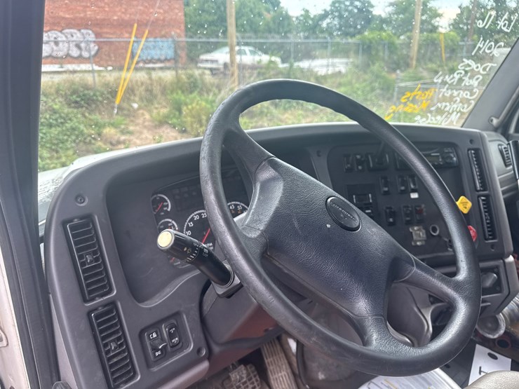 2014-freightliner-114sd-image-41