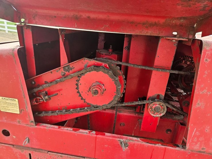 new-holland-320-image-26