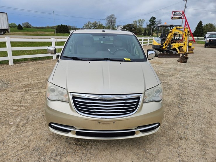 2011-chrysler-town-&-country-image-8