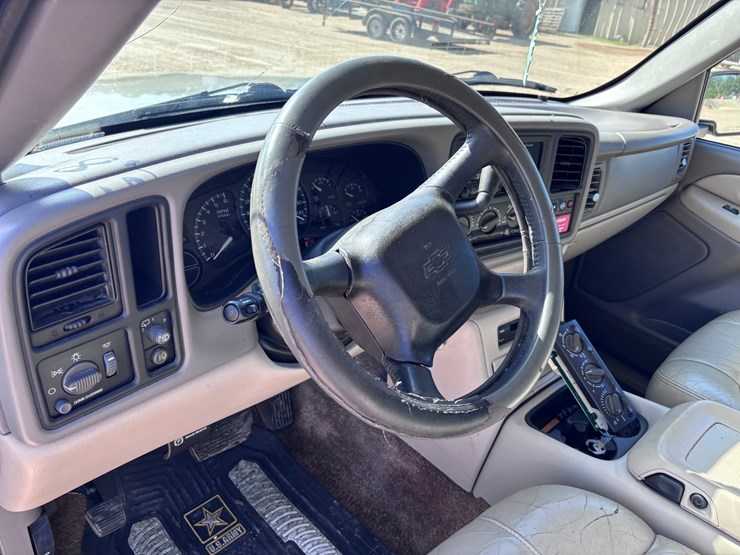 2002-chevrolet-suburban-image-9