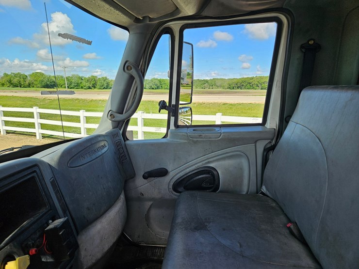 2004-international-durastar-4300-image-35