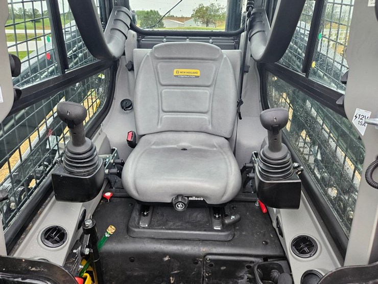 new-holland-l320-image-31