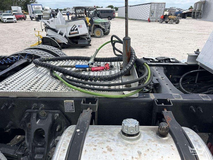 2019-peterbilt-579-image-34