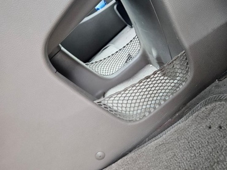 2011-chrysler-town-&-country-image-36