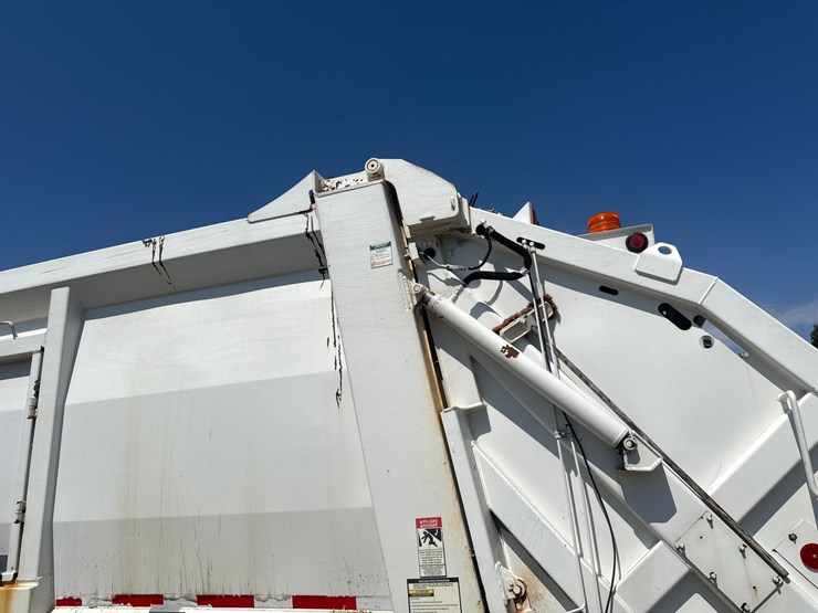 #9-•-2016-freightliner-heil-rear-load-garbage-truck-image-38