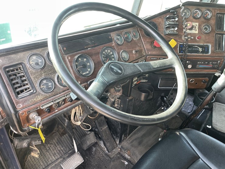 #1332-•-1990-freightliner-dump-truck-(has-mn-title)-image-32