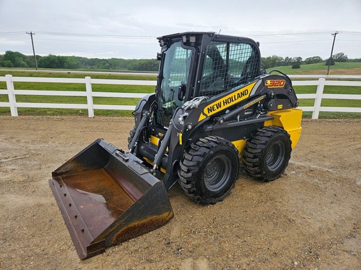 new-holland-l320-image-1