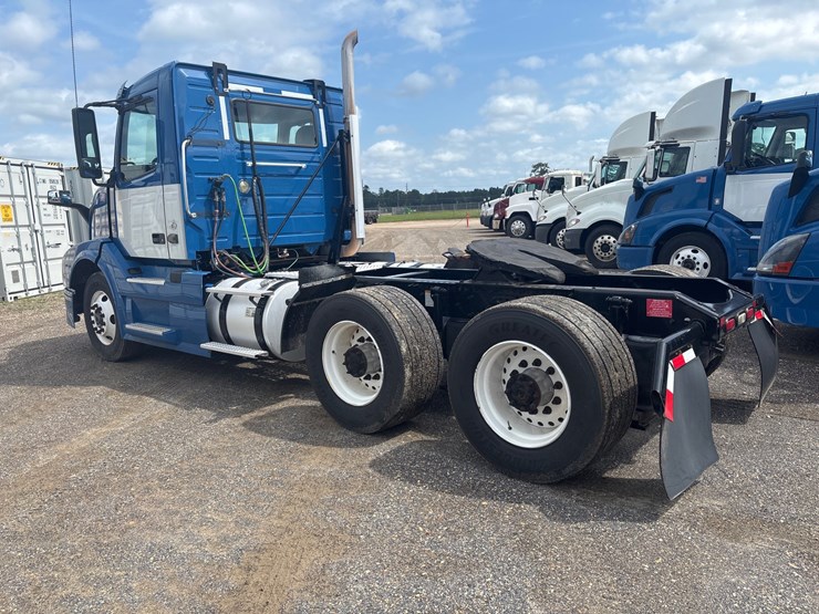 2016-volvo-vnl64t300-image-3