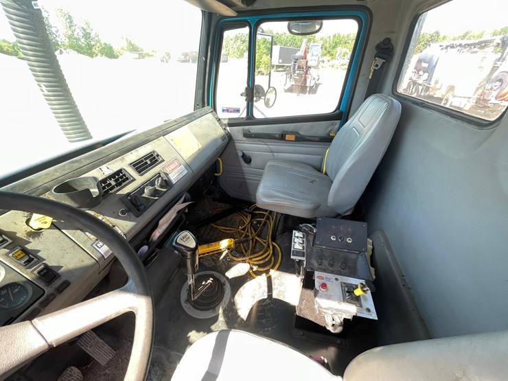 1999-freightliner-fl80-image-65