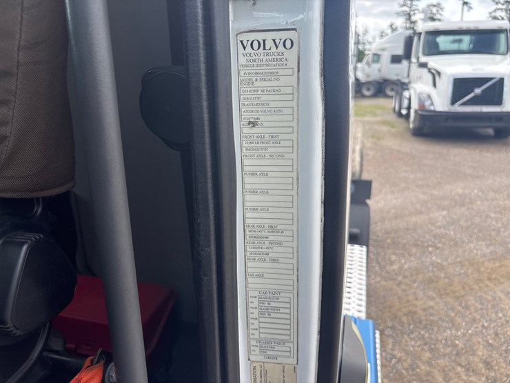 2016-volvo-vnl64t300-image-13