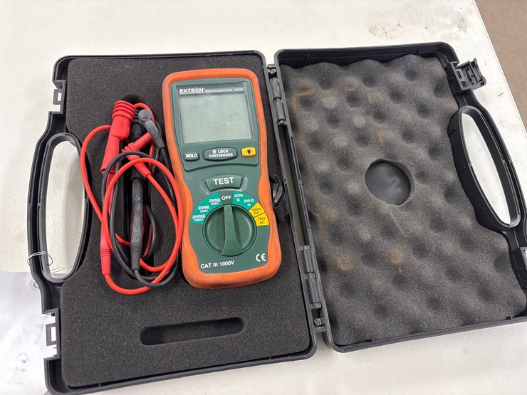 #4027-•-extech-insturments-digital-megohmmeter-with-leads-and-case-image-1