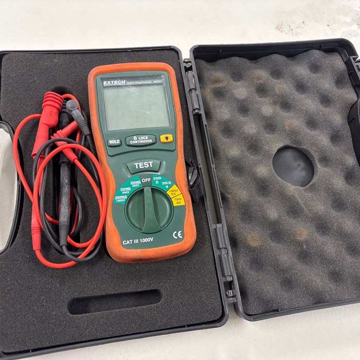 #4027 • EXTECH INSTURMENTS DIGITAL MEGOHMMETER WITH LEADS AND CASE
