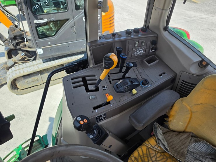 2013-john-deere-6125m-image-12